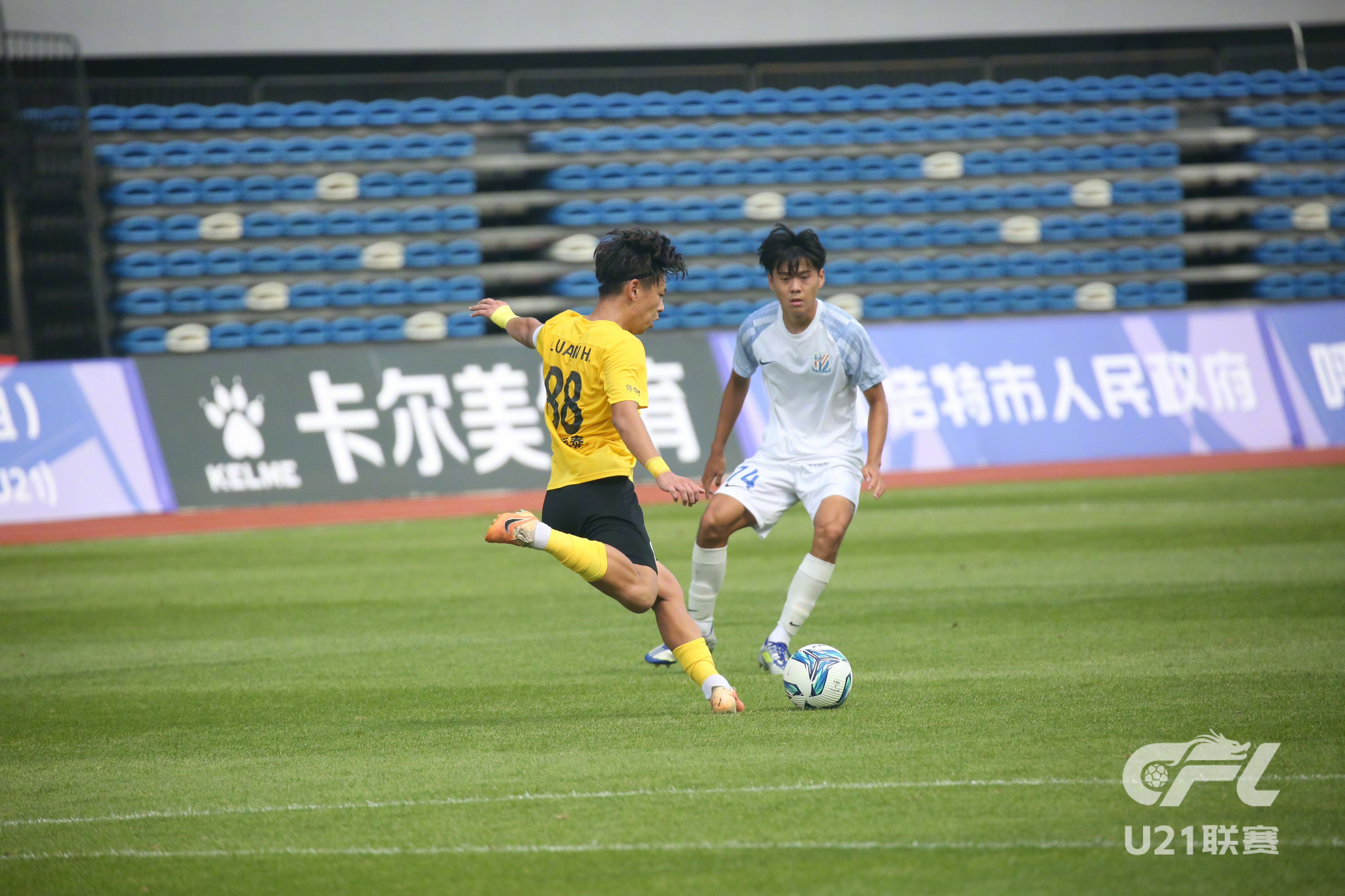 足球比赛中一次漂亮的长传助攻助队获胜的是谁