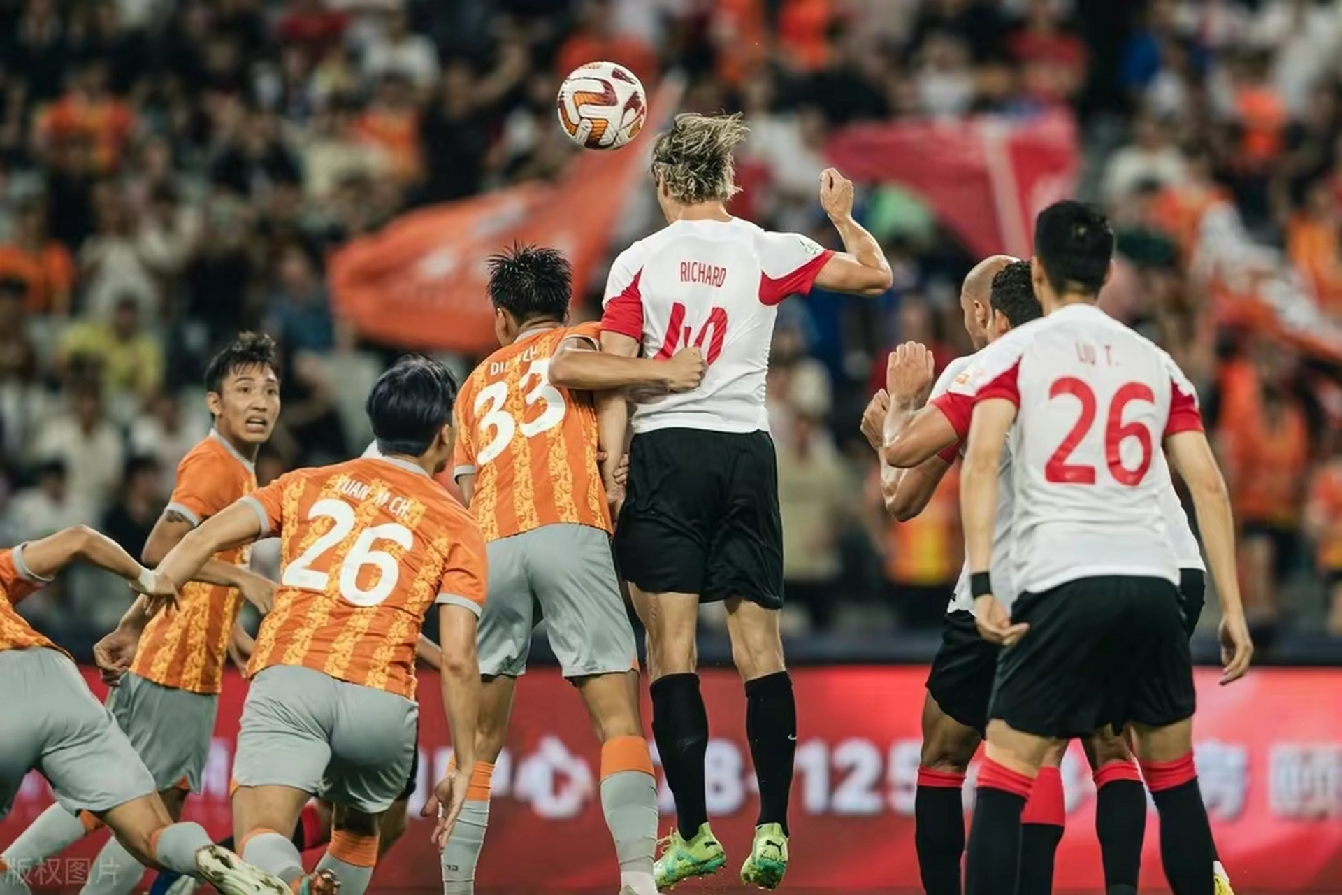 足球比赛中一次漂亮的长传助攻助队获胜的是谁